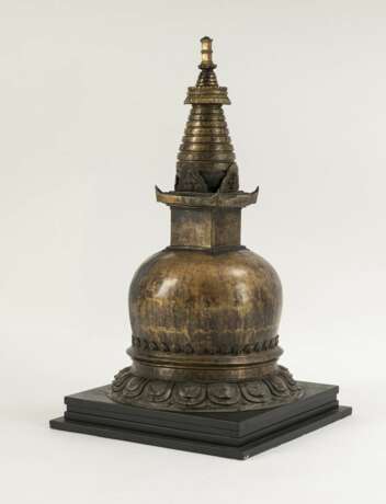 Große feuervergoldete Repoussé-Stupa aus Kupfer auf Stand - фото 3