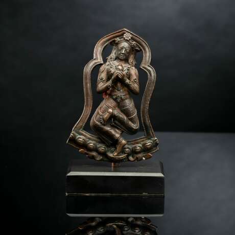 Bronze der Gottheit Sankha auf einem Metallsockel - Foto 1