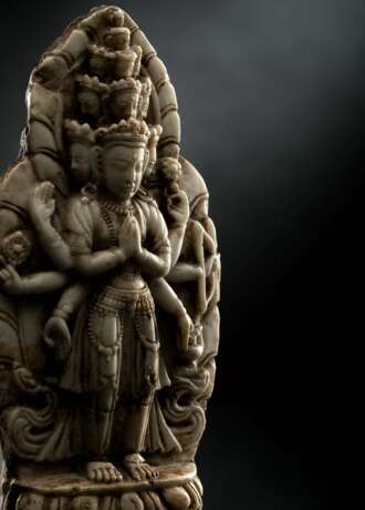 Seltene Steinfigur des Ekadashalokeshvara mit Resten farbiger Fassung - photo 3