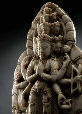 Seltene Steinfigur des Ekadashalokeshvara mit Resten farbiger Fassung - Foto 4