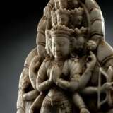 Seltene Steinfigur des Ekadashalokeshvara mit Resten farbiger Fassung - Foto 4