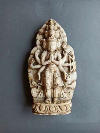 Seltene Steinfigur des Ekadashalokeshvara mit Resten farbiger Fassung - Foto 5