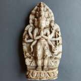 Seltene Steinfigur des Ekadashalokeshvara mit Resten farbiger Fassung - фото 5