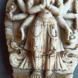 Seltene Steinfigur des Ekadashalokeshvara mit Resten farbiger Fassung - photo 6