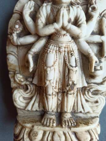 Seltene Steinfigur des Ekadashalokeshvara mit Resten farbiger Fassung - фото 6
