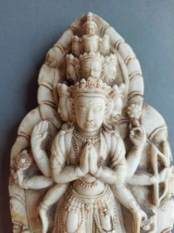 Seltene Steinfigur des Ekadashalokeshvara mit Resten farbiger Fassung - photo 7