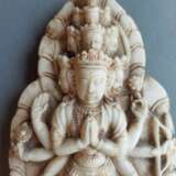 Seltene Steinfigur des Ekadashalokeshvara mit Resten farbiger Fassung - Foto 7