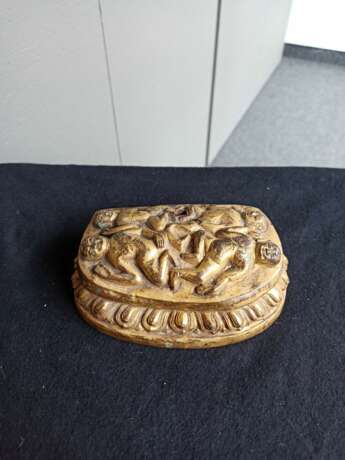 Feuervergoldeter Sockel aus Kupfer mit vier Leichen in Relief - photo 3