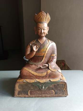 Feine bemalte Papiermaché-Figur eines Karmapa-Lama - photo 2