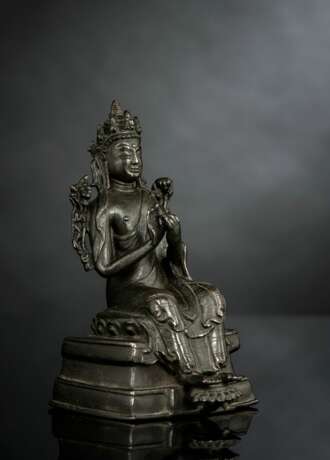 Feine Bronze des Maitreya auf einem Thron mit Gravierungen - фото 2