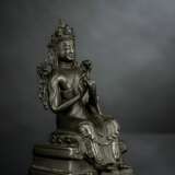 Feine Bronze des Maitreya auf einem Thron mit Gravierungen - photo 2