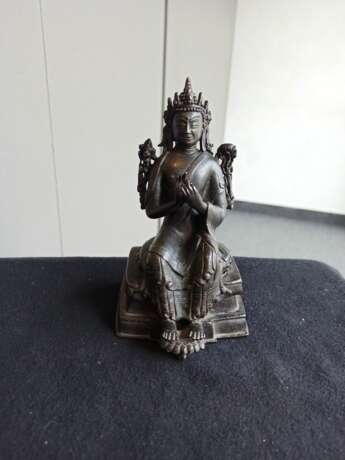 Feine Bronze des Maitreya auf einem Thron mit Gravierungen - Foto 3