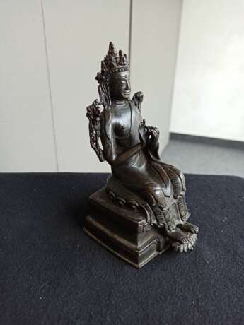 Feine Bronze des Maitreya auf einem Thron mit Gravierungen - photo 4
