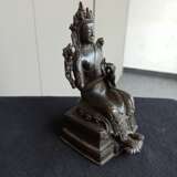 Feine Bronze des Maitreya auf einem Thron mit Gravierungen - фото 4