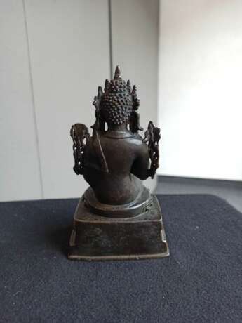 Feine Bronze des Maitreya auf einem Thron mit Gravierungen - Foto 5