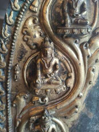 Große feuervergoldete Mandorla aus Bronze mit Buddha Shakyamuni und acht Erscheinungen - Foto 6