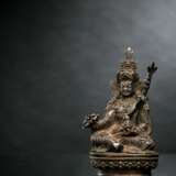 Feine Darstellung des Padmasambhava aus Silber auf Bronzelotos - photo 1