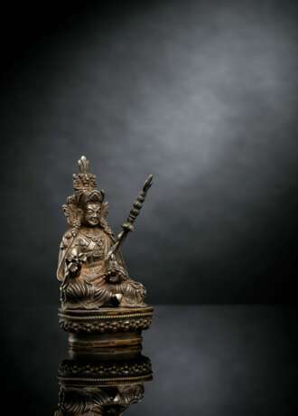 Feine Darstellung des Padmasambhava aus Silber auf Bronzelotos - photo 2
