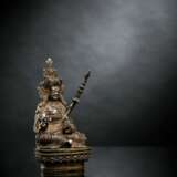 Feine Darstellung des Padmasambhava aus Silber auf Bronzelotos - photo 2
