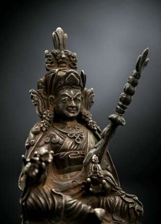 Feine Darstellung des Padmasambhava aus Silber auf Bronzelotos - photo 4