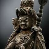 Feine Darstellung des Padmasambhava aus Silber auf Bronzelotos - photo 5
