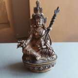 Feine Darstellung des Padmasambhava aus Silber auf Bronzelotos - photo 6