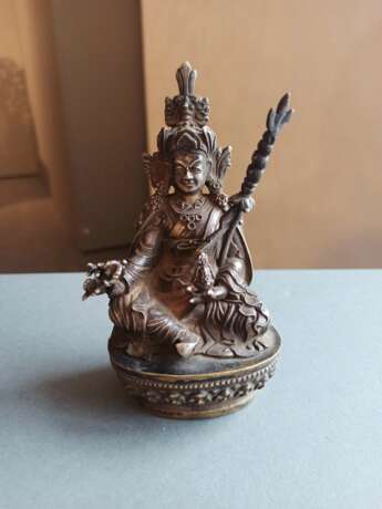 Feine Darstellung des Padmasambhava aus Silber auf Bronzelotos - photo 6