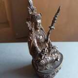 Feine Darstellung des Padmasambhava aus Silber auf Bronzelotos - photo 7
