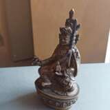 Feine Darstellung des Padmasambhava aus Silber auf Bronzelotos - photo 9