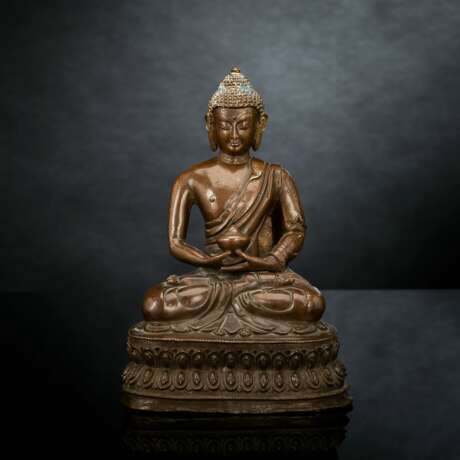 Bronze des Buddha Shakyamuni mit Resten von Farbfassung - photo 1