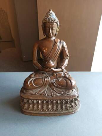 Bronze des Buddha Shakyamuni mit Resten von Farbfassung - Foto 2