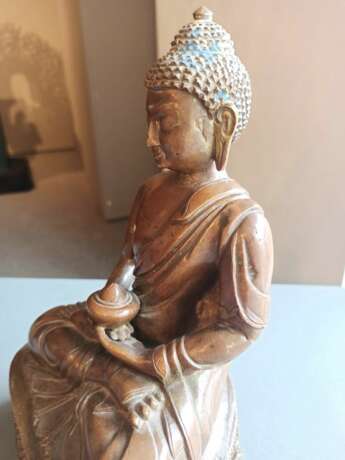 Bronze des Buddha Shakyamuni mit Resten von Farbfassung - photo 4