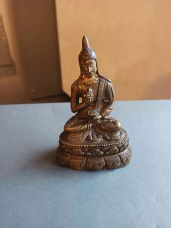 Bronze des Padmasambhava auf einem Lotos - Foto 3