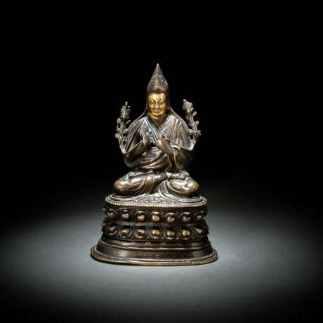 Bronze des Tsongkhapa auf einem Lotos sitzend über einem Sockel - photo 1