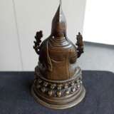 Bronze des Tsongkhapa auf einem Lotos sitzend über einem Sockel - фото 4