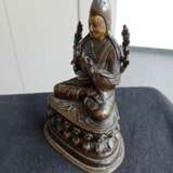 Bronze des Tsongkhapa auf einem Lotos sitzend über einem Sockel - photo 5