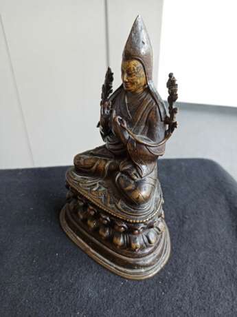 Bronze des Tsongkhapa auf einem Lotos sitzend über einem Sockel - photo 5
