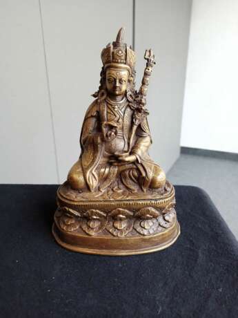 Bronze des Padmasambhava auf einem Lotos - Foto 2