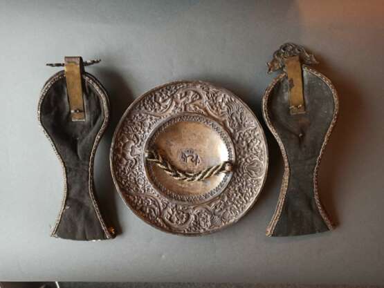 Amulett und zwei Anhänger aus Silber auf Leder - photo 3