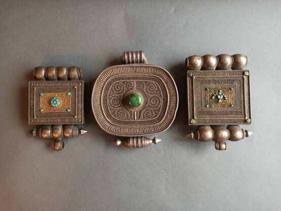 Drei Amulett-Kästen aus Silber und Kupfer - photo 2