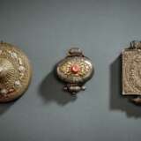 Drei Amulettdosen, grossteils aus Silber gearbeitet, teils vergoldet - Foto 1