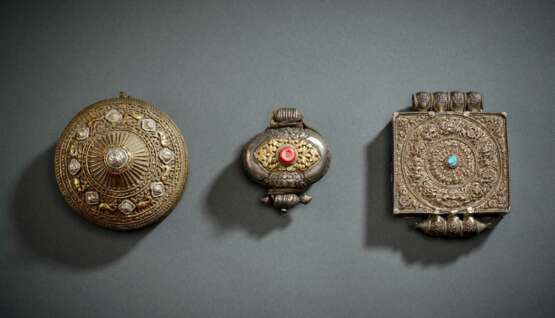 Drei Amulettdosen, grossteils aus Silber gearbeitet, teils vergoldet - photo 1