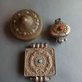 Drei Amulettdosen, grossteils aus Silber gearbeitet, teils vergoldet - фото 2