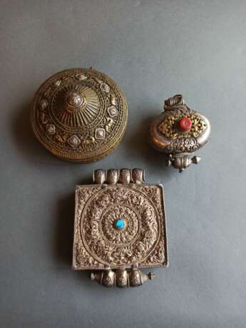 Drei Amulettdosen, grossteils aus Silber gearbeitet, teils vergoldet - Foto 2