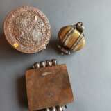 Drei Amulettdosen, grossteils aus Silber gearbeitet, teils vergoldet - Foto 3