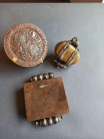 Drei Amulettdosen, grossteils aus Silber gearbeitet, teils vergoldet - photo 3