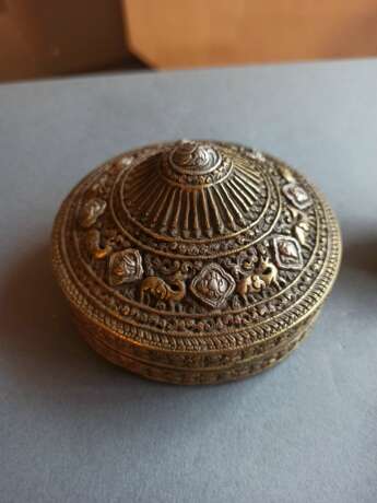 Drei Amulettdosen, grossteils aus Silber gearbeitet, teils vergoldet - фото 4