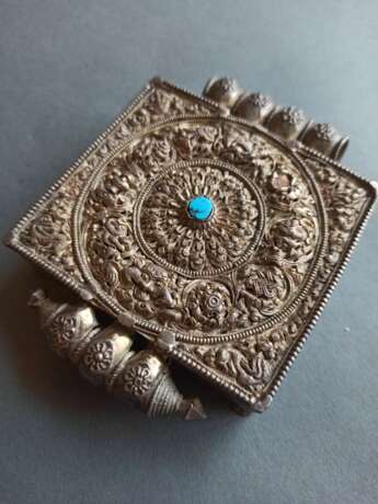 Drei Amulettdosen, grossteils aus Silber gearbeitet, teils vergoldet - Foto 6