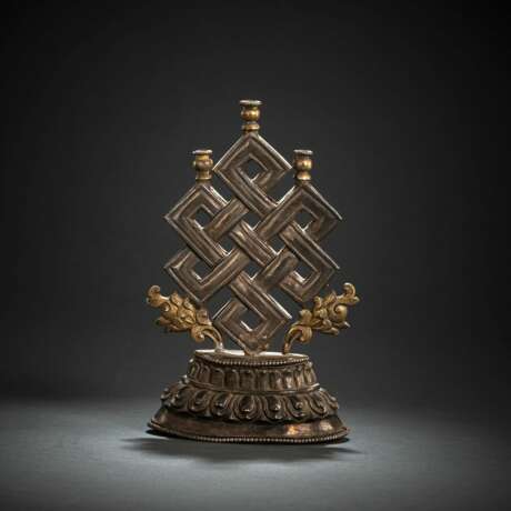 Buddhistisches Altaremblem des 'endlosen Knotens aus Silber - Foto 1