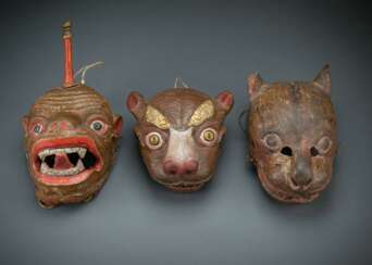 Gefasste Maske eines Affen aus Holz und Dämonenmaske unf Löwenmaske aus gefasstem Papier-Machée